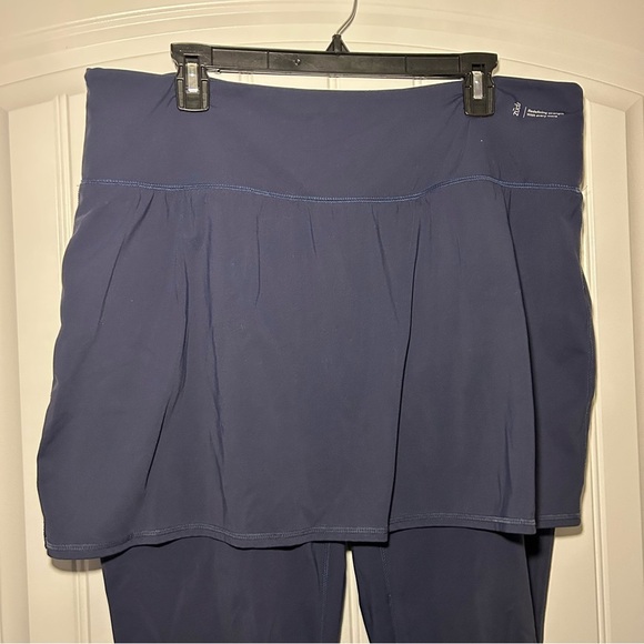 Zuda Navy Blue Athletic 2 in 1 Capris Size XL - Picture 2 of 9